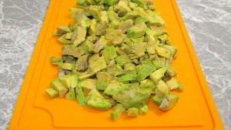 авокадо, фаршированное куриным филе