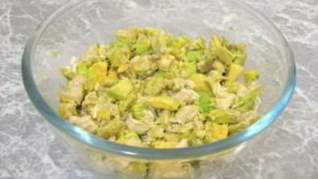 авокадо, фаршированное куриным филе