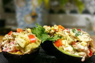 Авокадо, фаршированный салатом из тунца