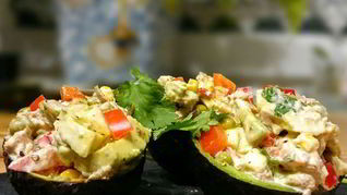 Авокадо, фаршированный салатом из тунца