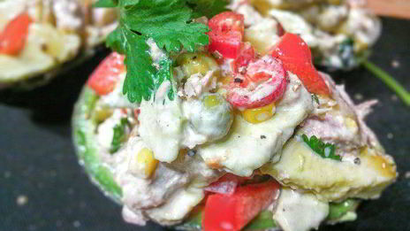 авокадо, фаршированный салатом из тунца