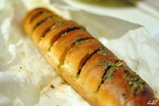 Батон с чесноком и зеленью