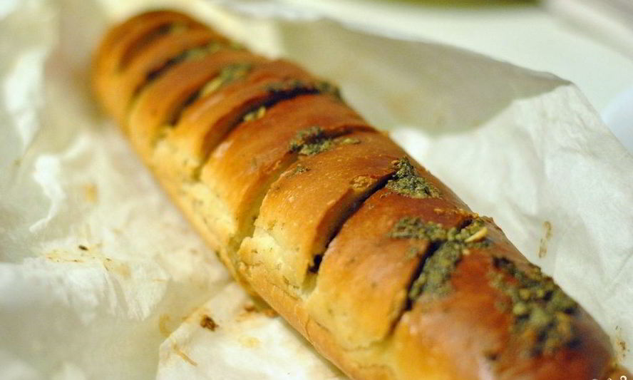 Рецепт батона с чесноком и зеленью