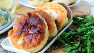 Беляши с помидорами и сыром