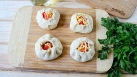 беляши с помидорами и сыром