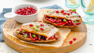 Брускетта на черном хлебе с сельдью терияки и свеклой