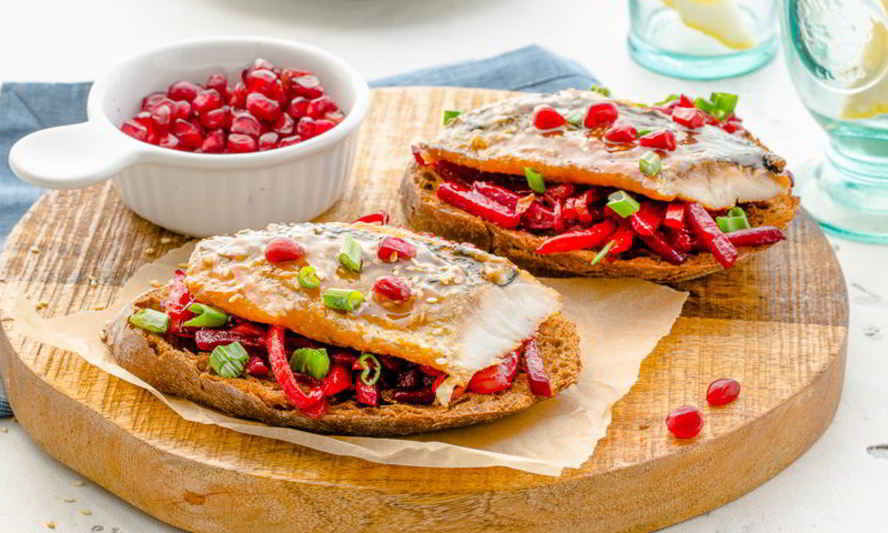 Рецепт брускетты на черном хлебе с сельдью терияки и свеклой