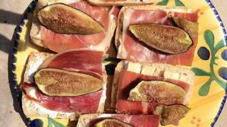 Брускетта по-провански с инжиром и лавандовым медом