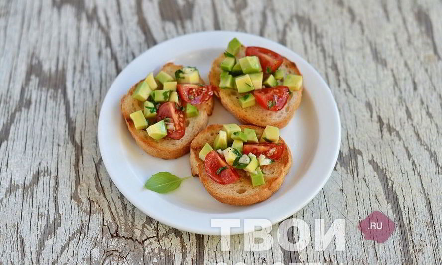 Рецепт брускетты с авокадо и помидорами черри