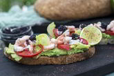Брускетта с авокадо и сладкой креветкой