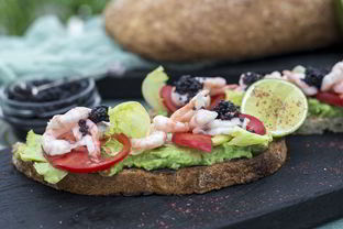 Брускетта с авокадо и сладкой креветкой