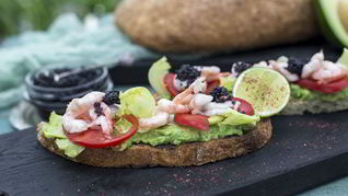 Брускетта с авокадо и сладкой креветкой