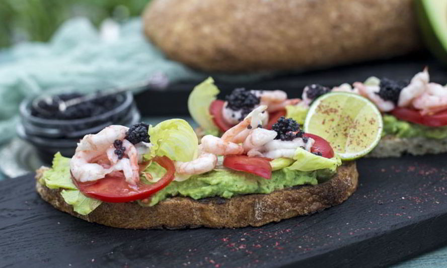 Рецепт брускетты с авокадо и сладкой креветкой