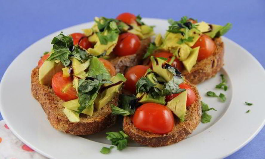 Рецепт брускетты с авокадо и томатами черри