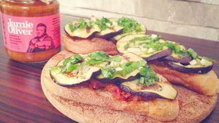 Брускетта с баклажанами, мятой и топпингом