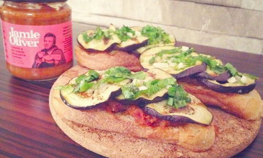 Рецепт брускетты с баклажанами, мятой и топпингом