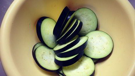 брускетта с баклажанами, мятой и топпингом