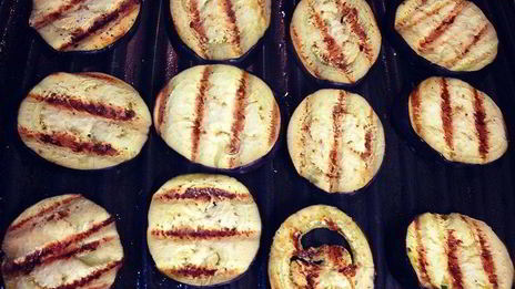 брускетта с баклажанами, мятой и топпингом