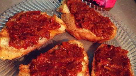 брускетта с баклажанами, мятой и топпингом