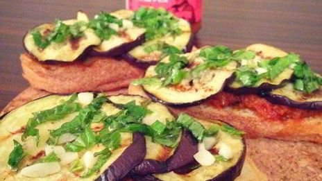 брускетта с баклажанами, мятой и топпингом