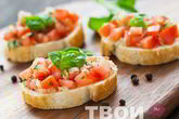 Брускетта с базиликом