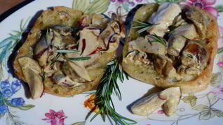 Брускетта с белыми грибами, чили и розмарином