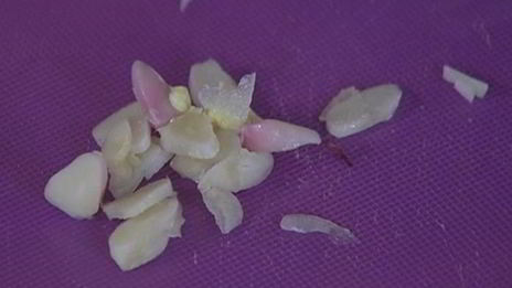 брускетта с белыми грибами, чили и розмарином