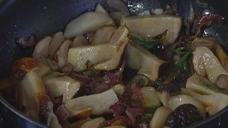 брускетта с белыми грибами, чили и розмарином