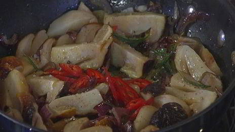 брускетта с белыми грибами, чили и розмарином