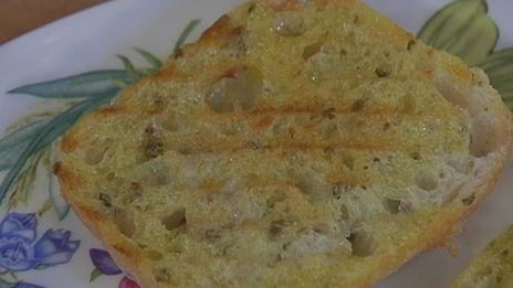 брускетта с белыми грибами, чили и розмарином