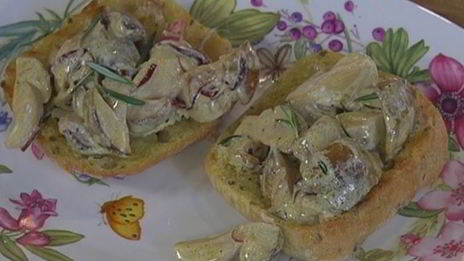 брускетта с белыми грибами, чили и розмарином