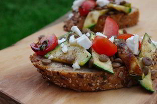 Брускетта с чечевицей, фетой и цукини