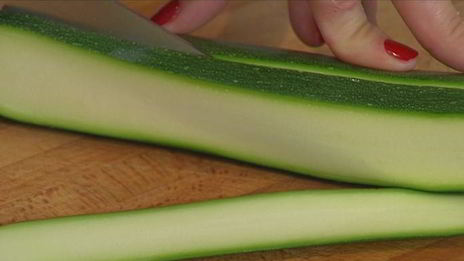 брускетта с чечевицей, фетой и цукини