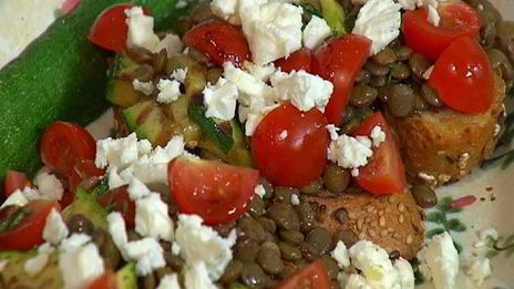 брускетта с чечевицей, фетой и цукини