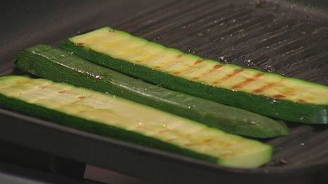 брускетта с чечевицей, фетой и цукини