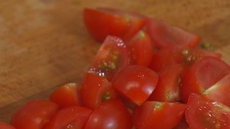 брускетта с чечевицей, фетой и цукини