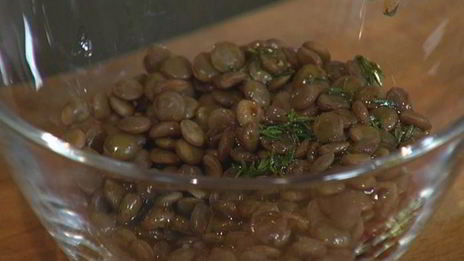 брускетта с чечевицей, фетой и цукини