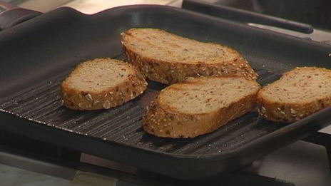 брускетта с чечевицей, фетой и цукини