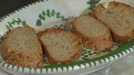 брускетта с чечевицей, фетой и цукини