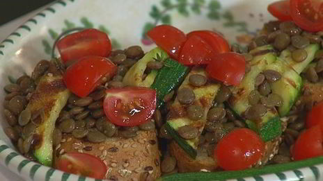 брускетта с чечевицей, фетой и цукини