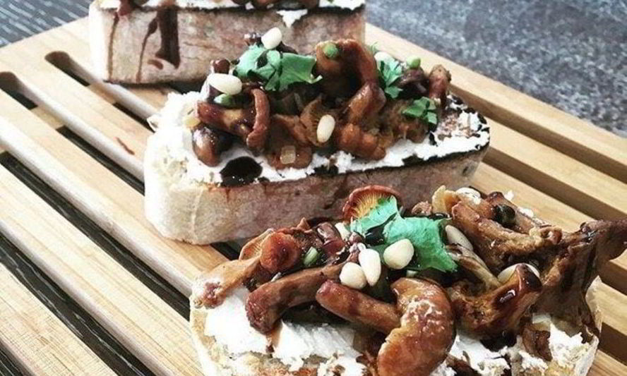 Рецепт брускетты с грибами и мягким сыром