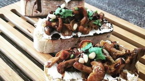 брускетта с грибами и мягким сыром