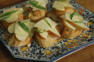 Брускетта с инжиром, яблоком и сыром