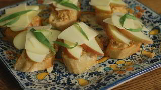 Брускетта с инжиром, яблоком и сыром