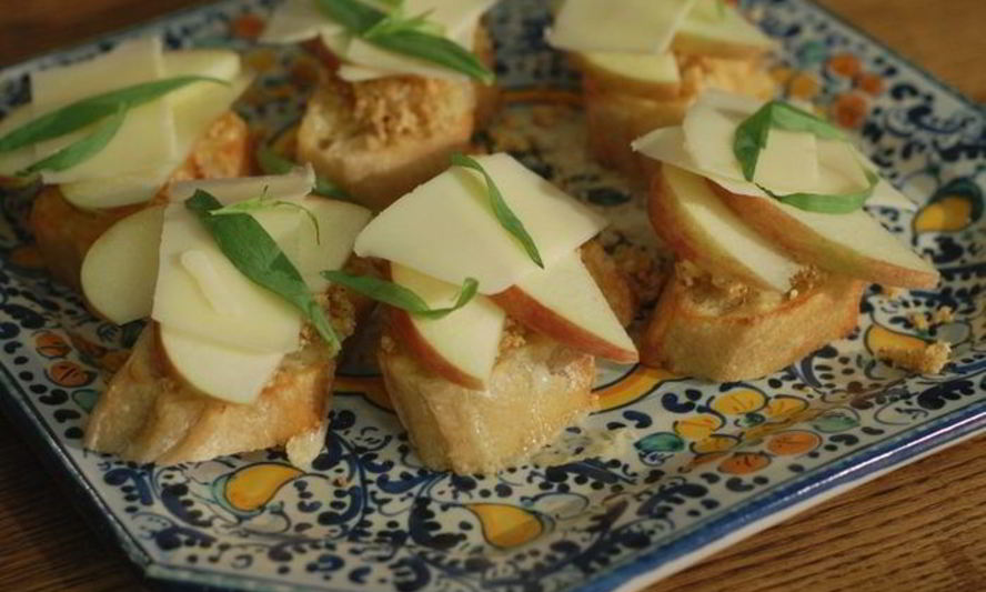 Рецепт брускетты с инжиром, яблоком и сыром