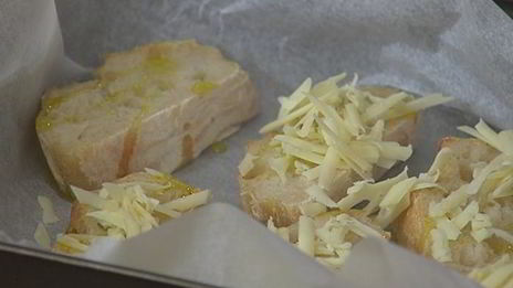 брускетта с инжиром, яблоком и сыром