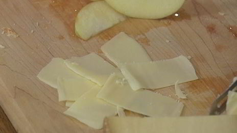 брускетта с инжиром, яблоком и сыром