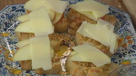 брускетта с инжиром, яблоком и сыром