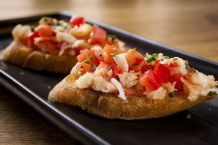 Брускетта с камчатским крабом