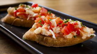 Брускетта с камчатским крабом